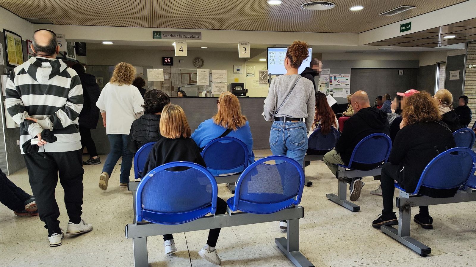 Sala de espera llena en un centro de salud de Sevilla.