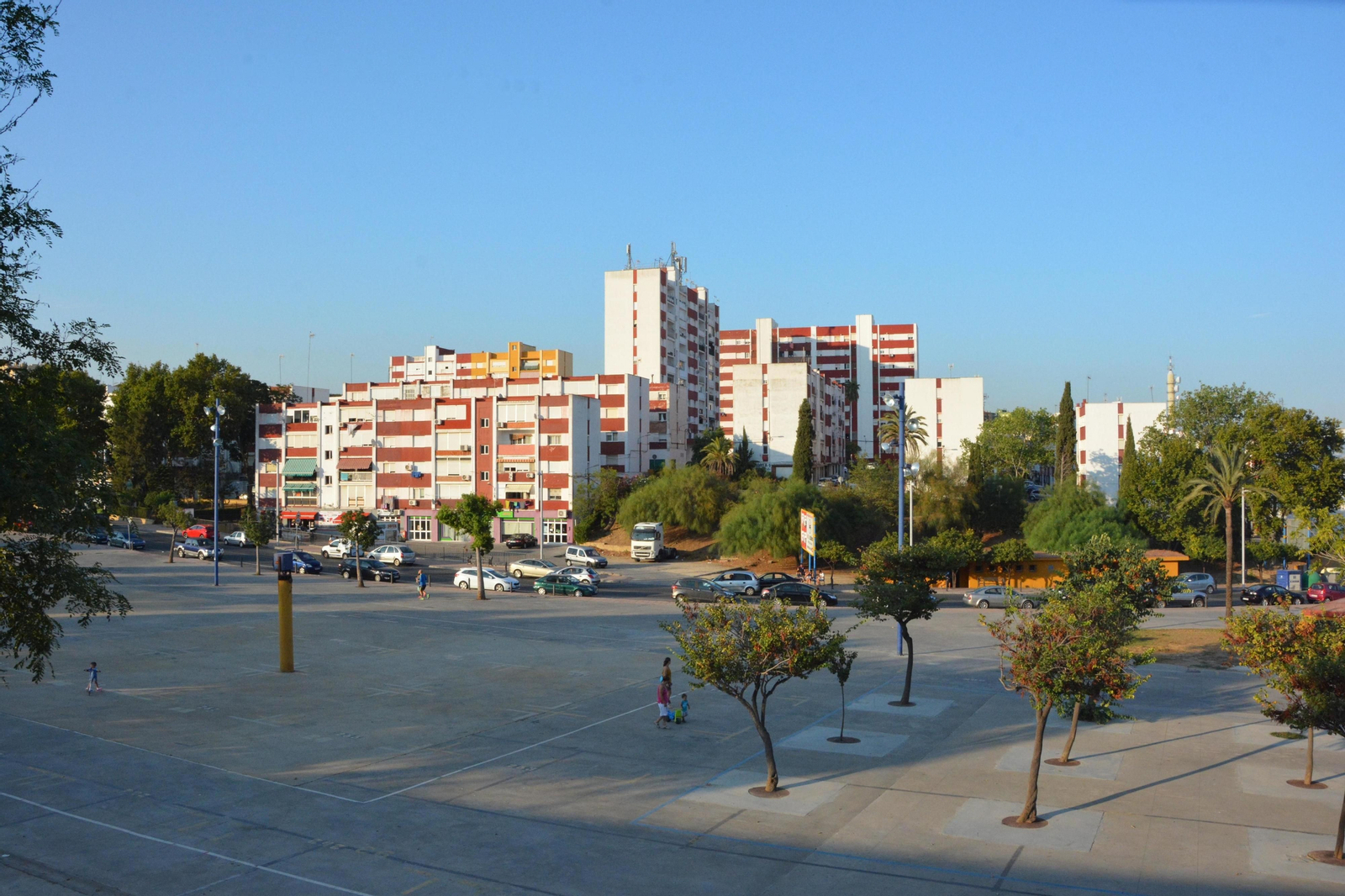 1. Vista general del barrio desde la plaza de toros. 2. La plaza del Querer, con la iglesia San José al fondo. 3. La rampa de acceso al barrio desde la calle Pulseras. 4. Los árboles de la calle Caireles superan la altura de los edificios. 5. El parque infantil del barrio. 6. Placa del Instituto de Vivienda del Gobierno de Franco. 1. Vista general del barrio desde la plaza de toros. 2. La plaza del Querer, con la iglesia San José al fondo. 3. La rampa de acceso al barrio desde la calle Pulseras. 4. Los árboles de la calle Caireles superan la altura de los edificios. 5. El parque infantil del barrio. 6. Placa del Instituto de Vivienda del Gobierno de Franco.