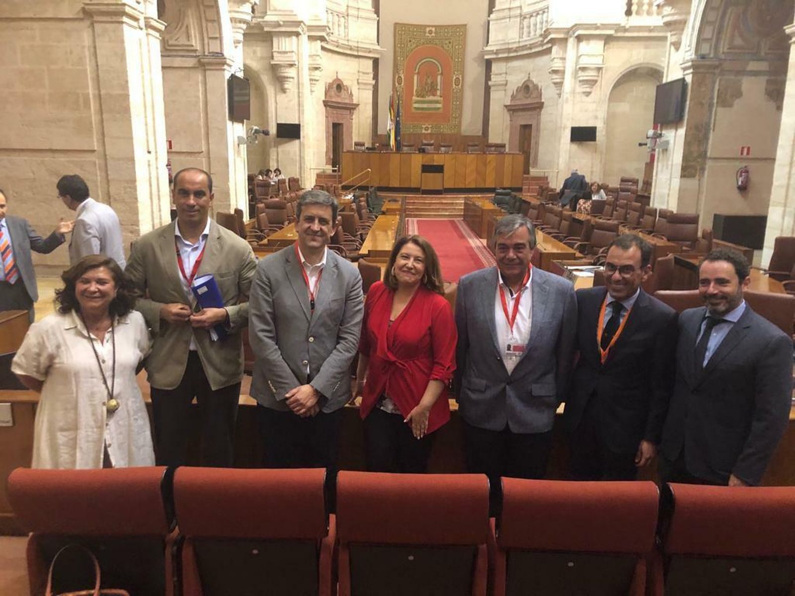 Crespo, en el centro de la imagen, tras su intervención en el Parlamento.