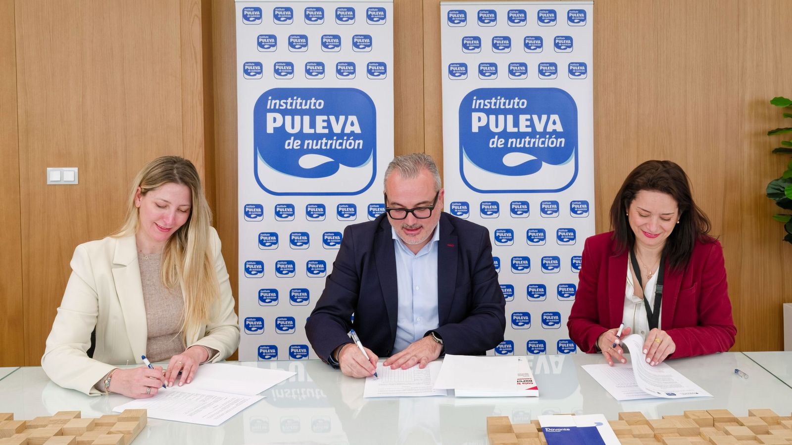 Firma del acuerdo entre la UGR, el Instituto Puleva y la Fundación Davante