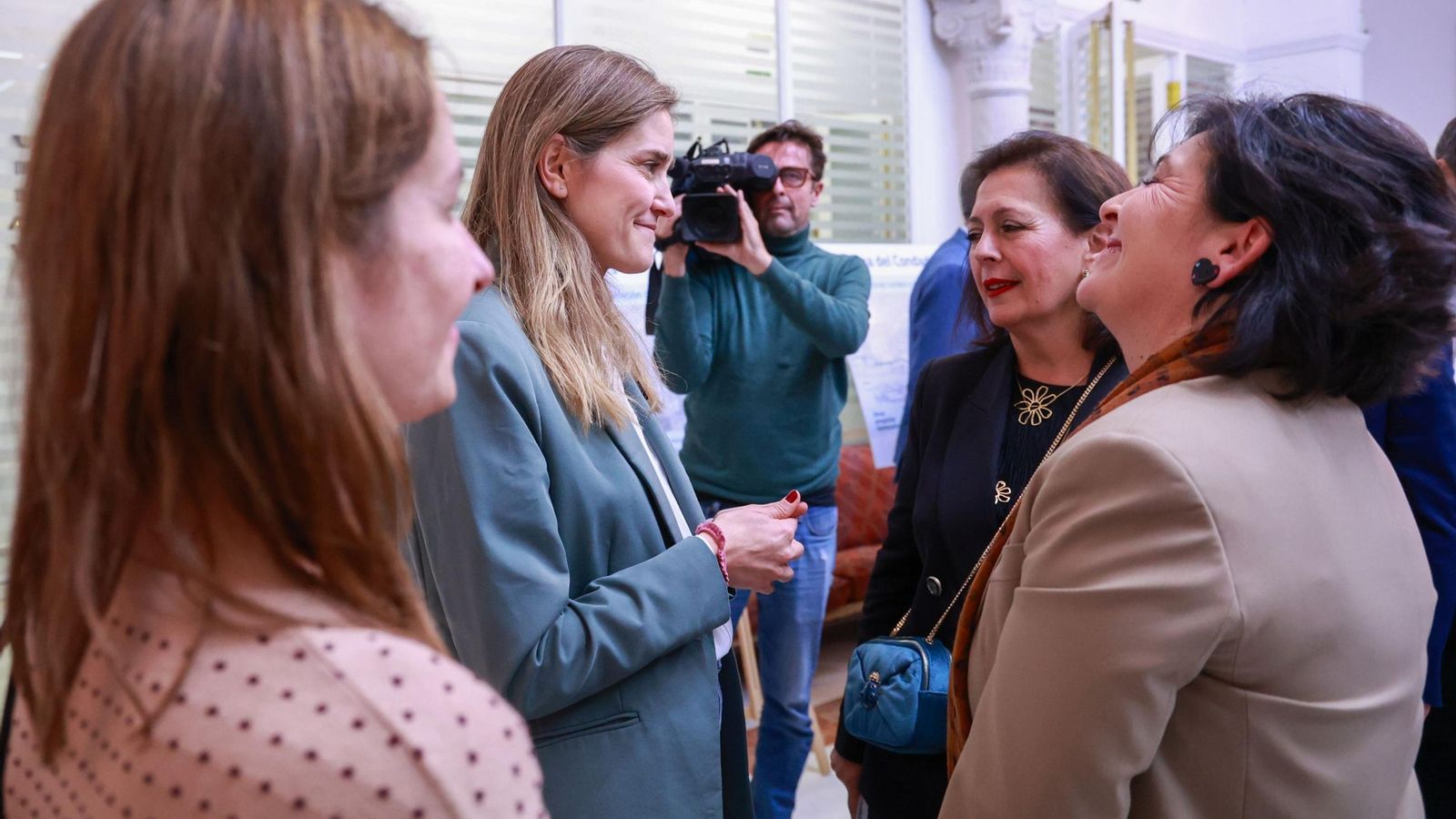 La ministra Aagesen con las alcaldesas de Sanlúcar de Barrameda e Hinojos.
