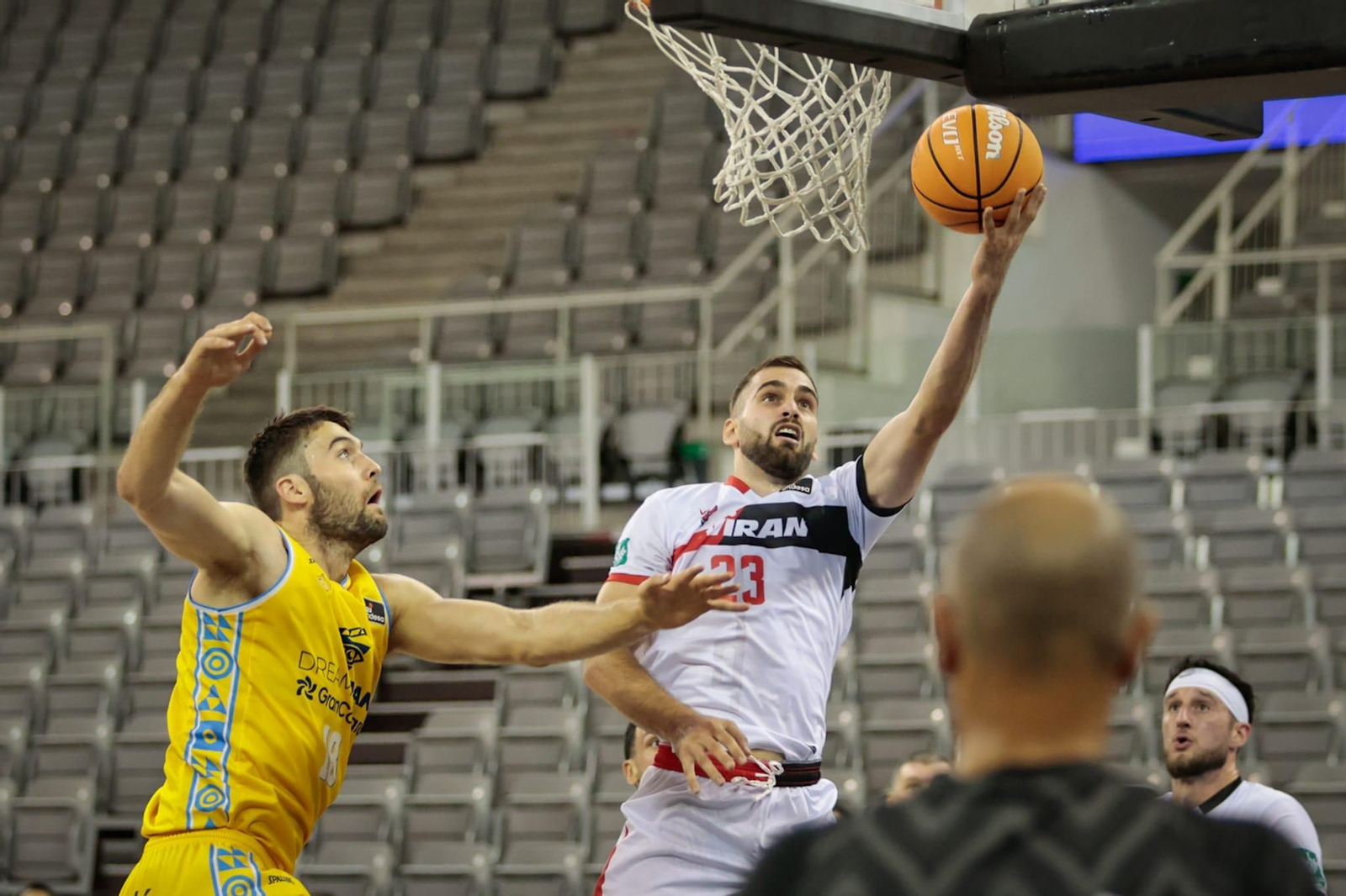 Bandeja de Kljajic, el mejor del Covirán, en una acción del partido de este jueves