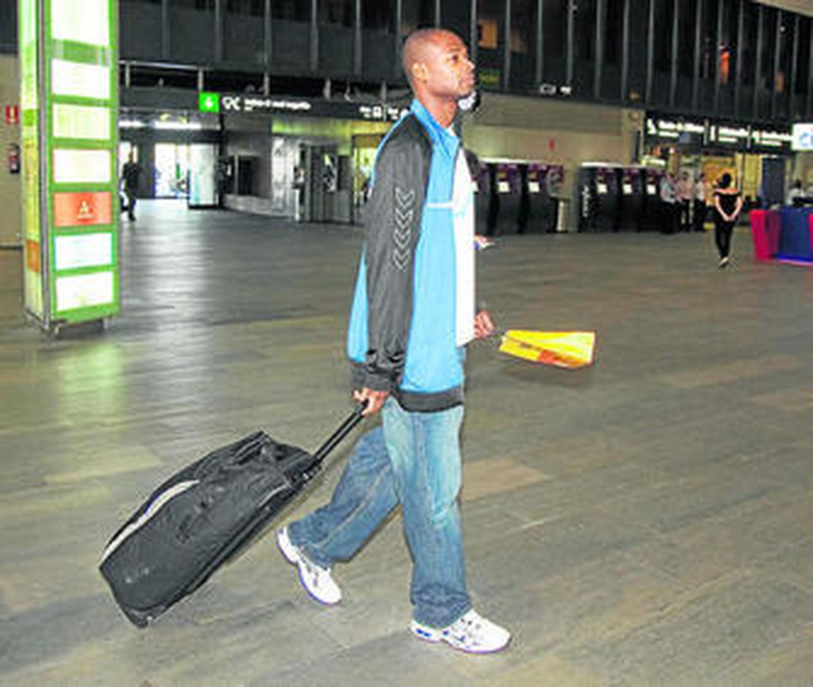 Tariq Kirksay tira de su bolsa de viaje antes de acceder al andén de la estación de Santa Justa.