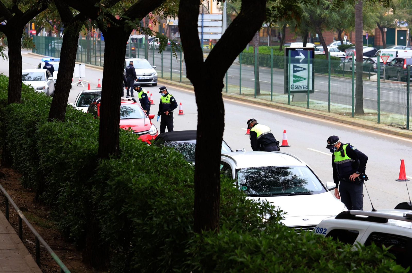 Imágenes del control de la Policía Local en la avenida Costa de la Luz