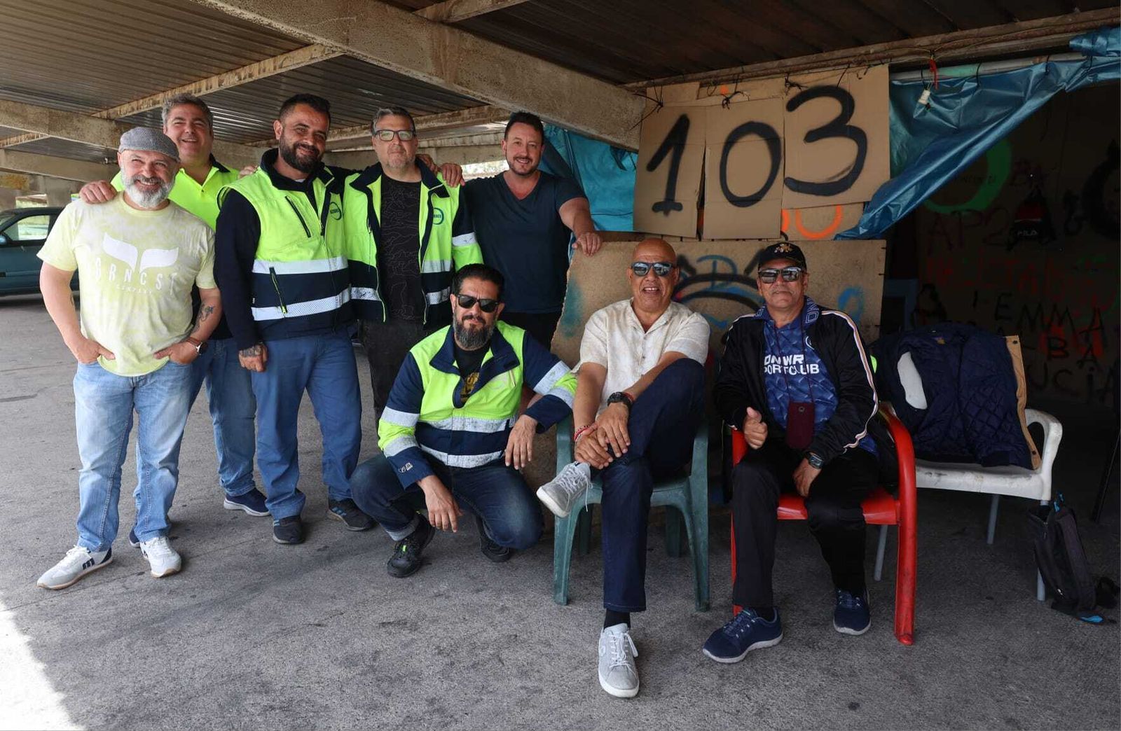 Un grupo de la plantilla de Acerinox, ayer en los aparcamientos de la fábrica.