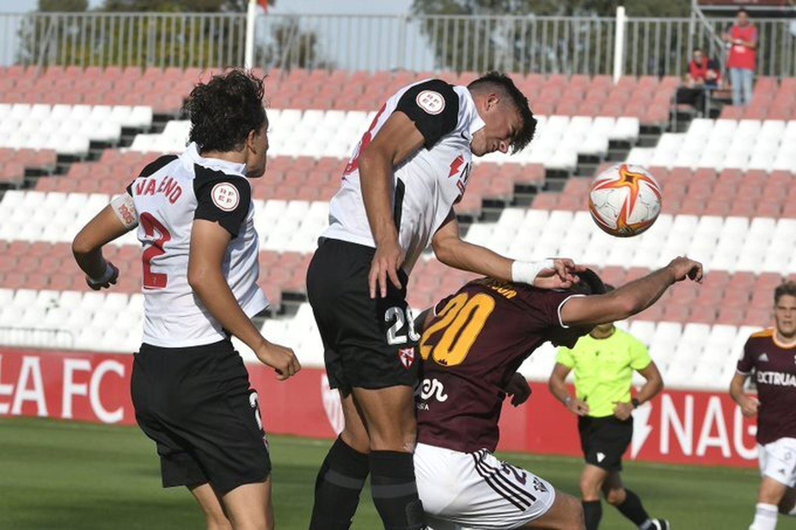 El central del Sevilla Atlético Armenteros durante un partido en el estadio Jesús Navas.