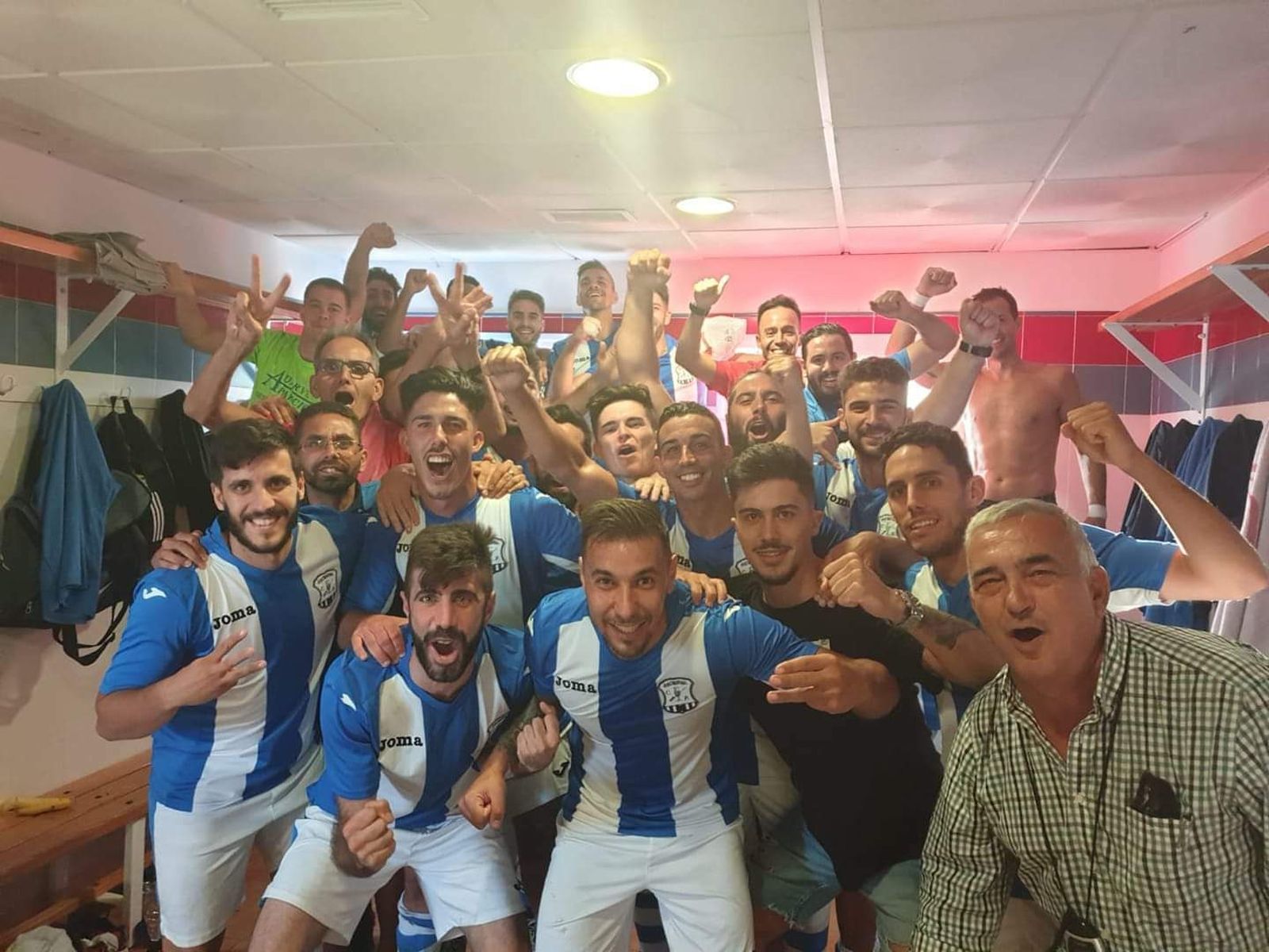 Los jugadores del Jerez Industrial celebran el triunfo en Vejer.