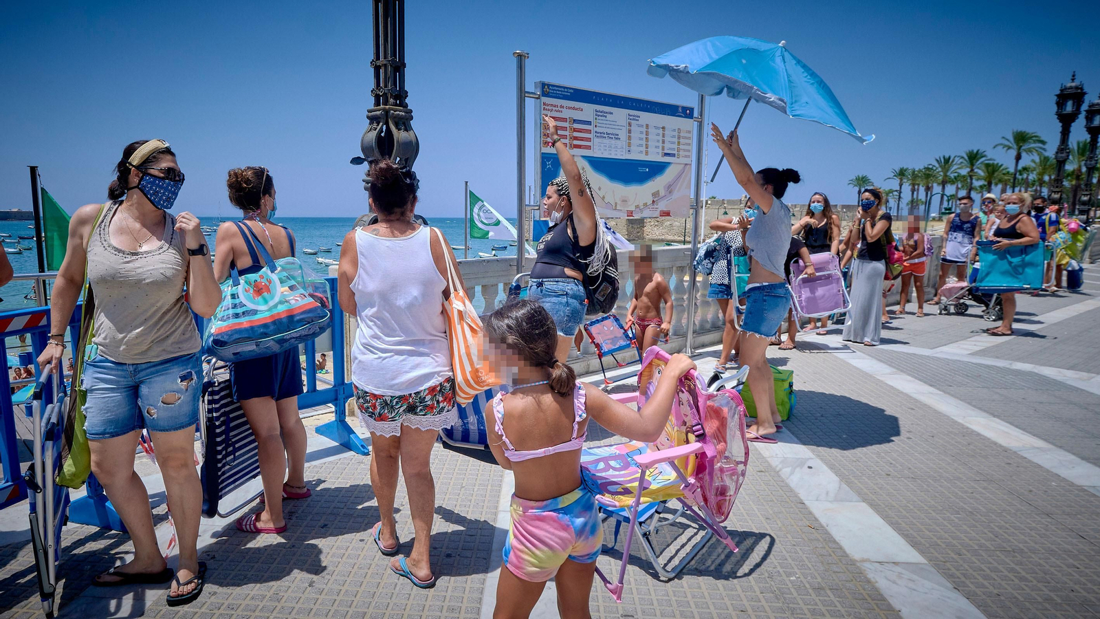 Imágenes inéditas en La Caleta con colas para entrar al completarse el aforo