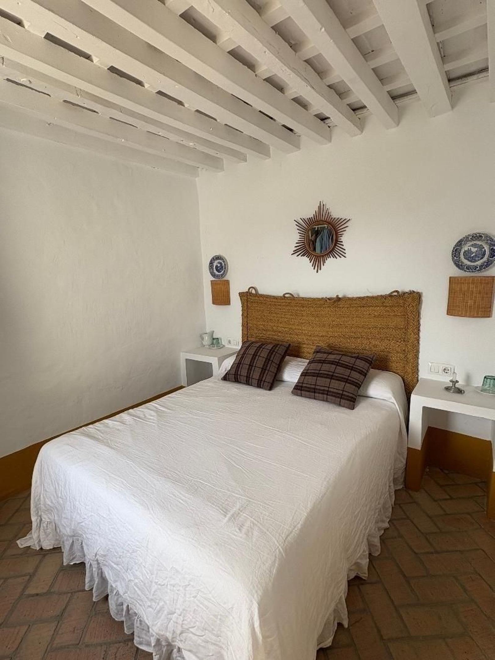 El cabecero de la cama es una pieza de esparto.