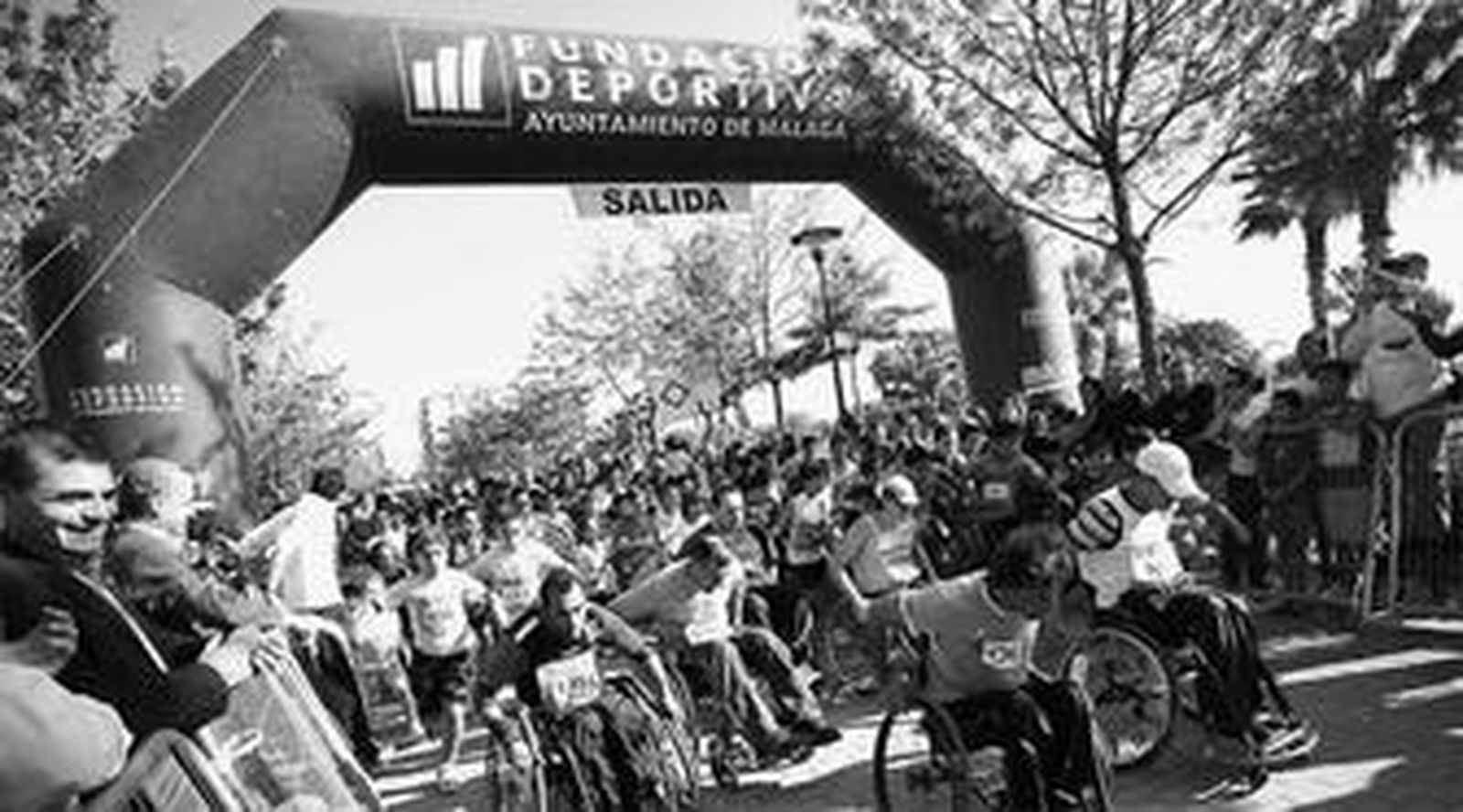 Salida de una de las tres pruebas, la de 1.500 metros, celebradas ayer en el Parque de Huelin.