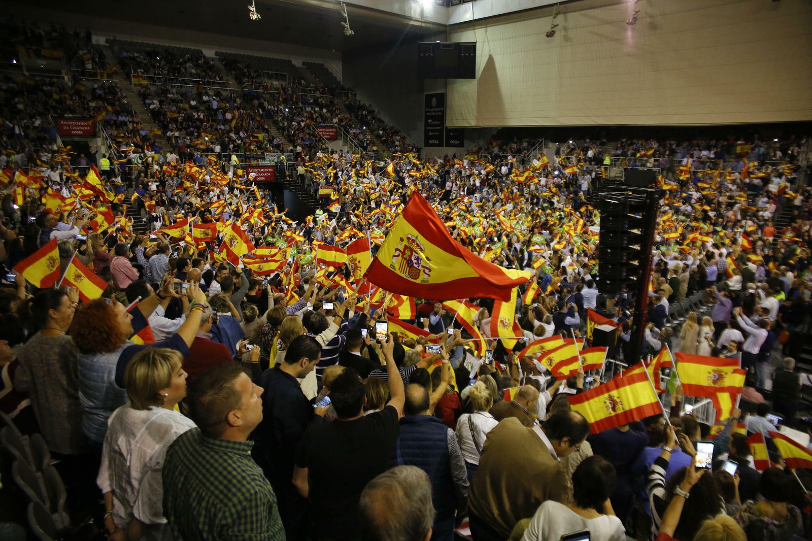 Fotos del 'llenazo' de Vox en Granada