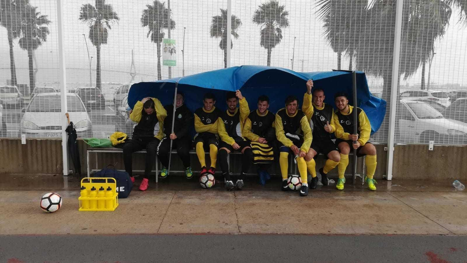 Una lona amarrada a un tubo y un hierro es sujetada por los jugadores del Tiempo Libre.