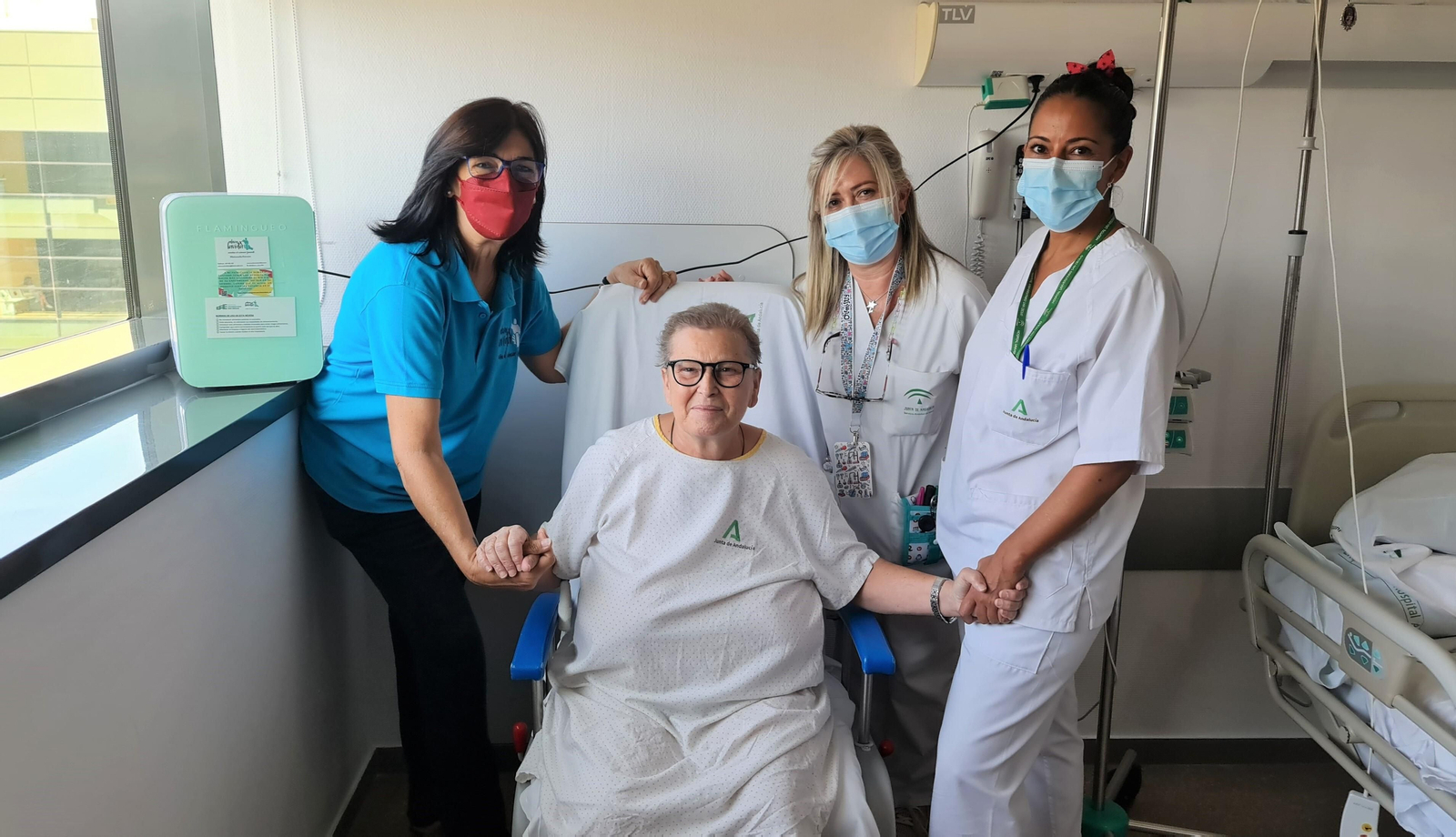 La asociación ‘Relevos x la vida’ dona neveras individuales para la planta de Oncología del Clínico San Cecilio