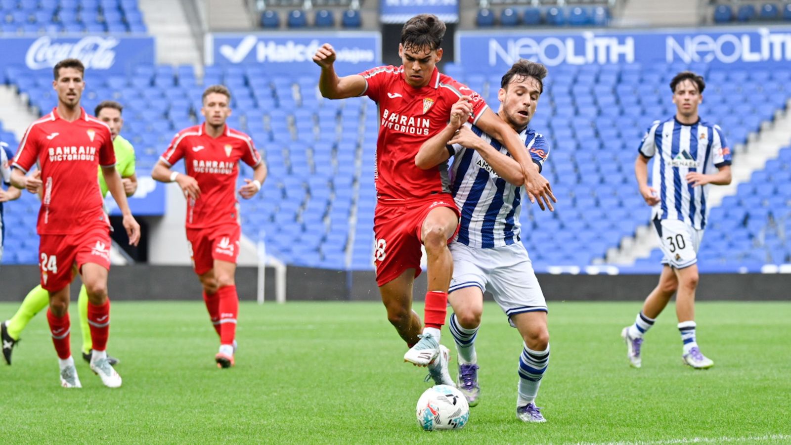Jan Salas pugna por el balón con un jugador del filial de la Real Sociedad.