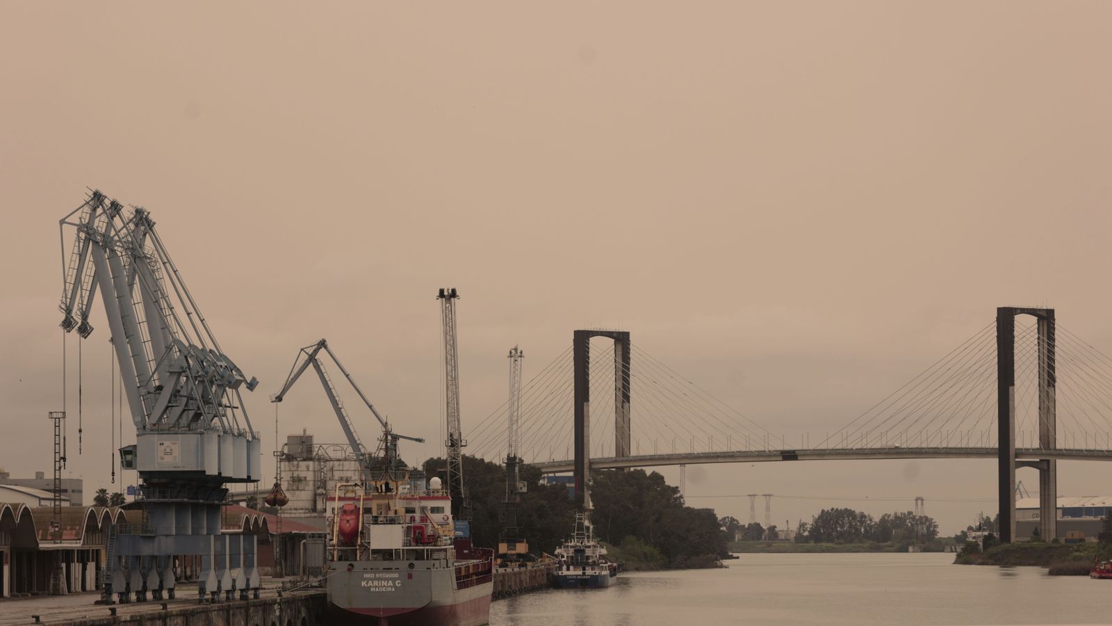 Un nuevo día de calima y lluvia de barro en Sevilla