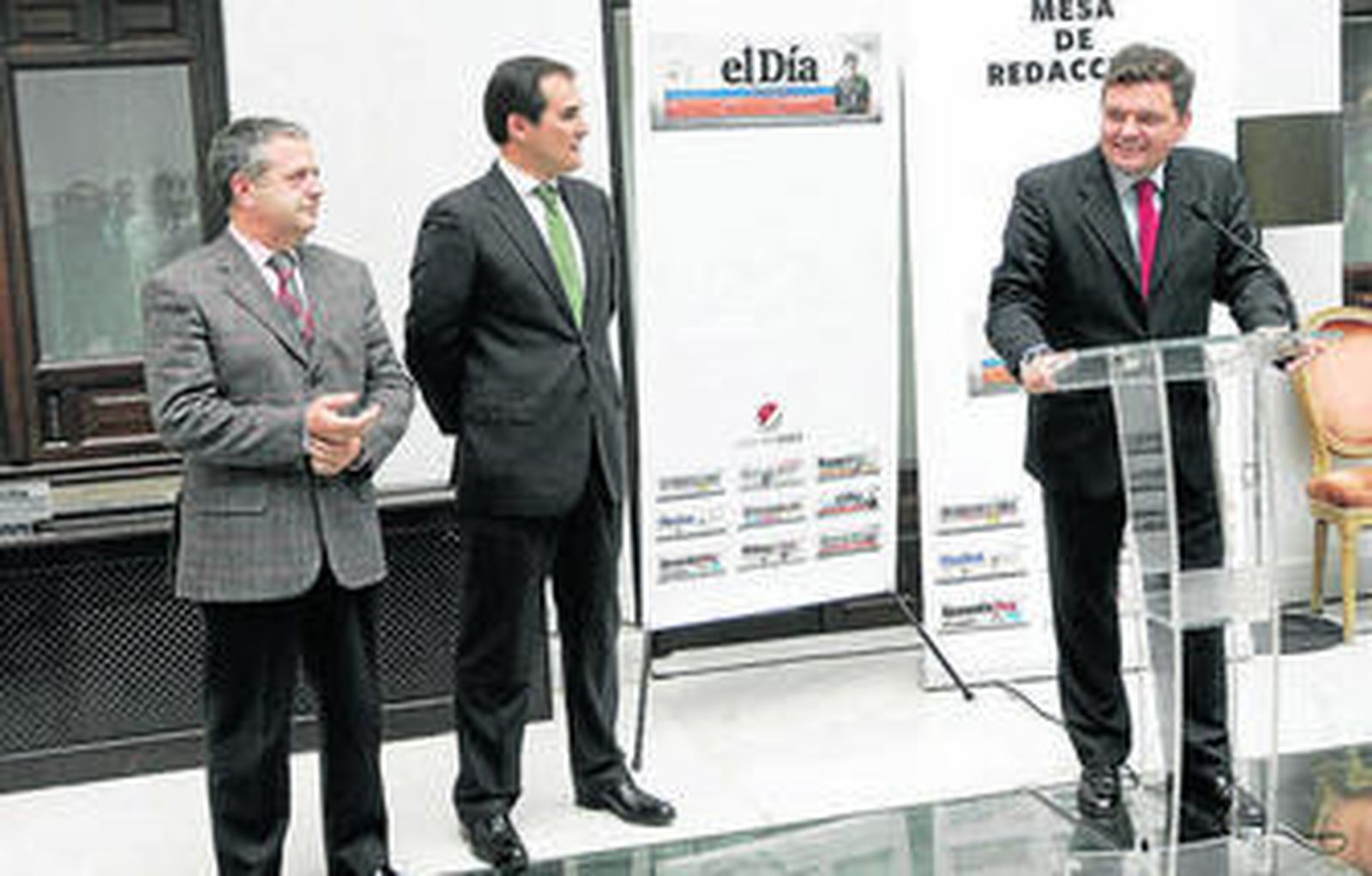 El director de 'El Día, Luis J. Pérez-Bustamante, junto a José Antonio Nieto y Salvador Fuentes.