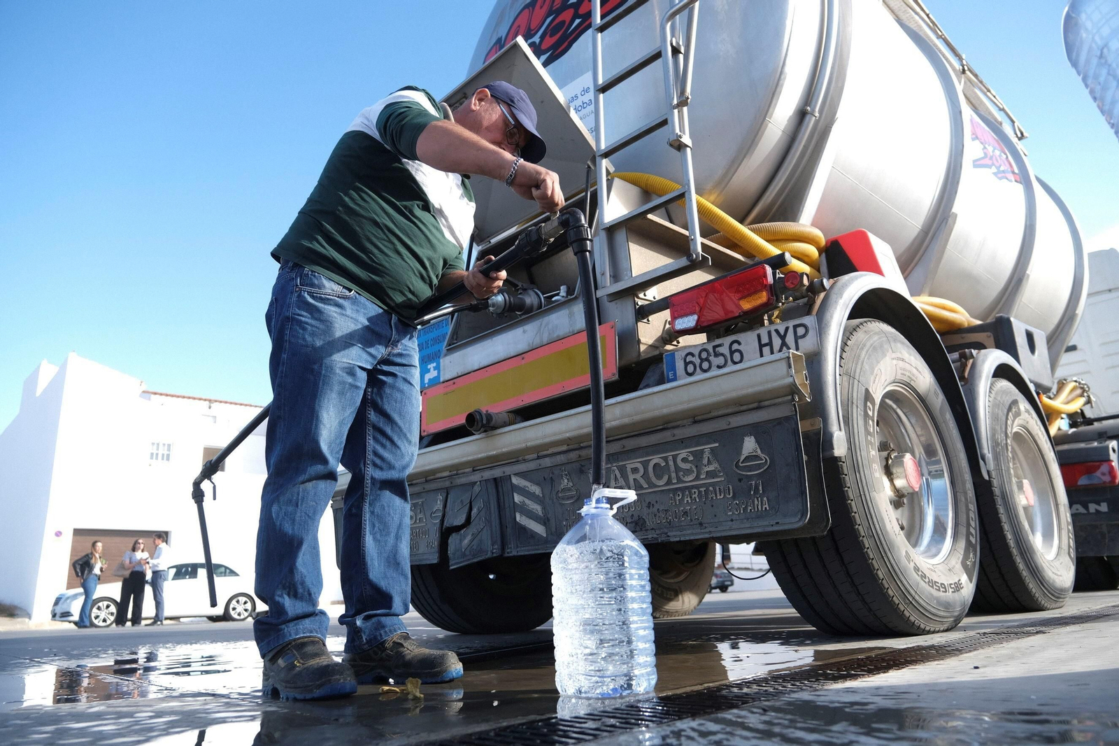 El reparto de agua potable en Espiel, en imágenes