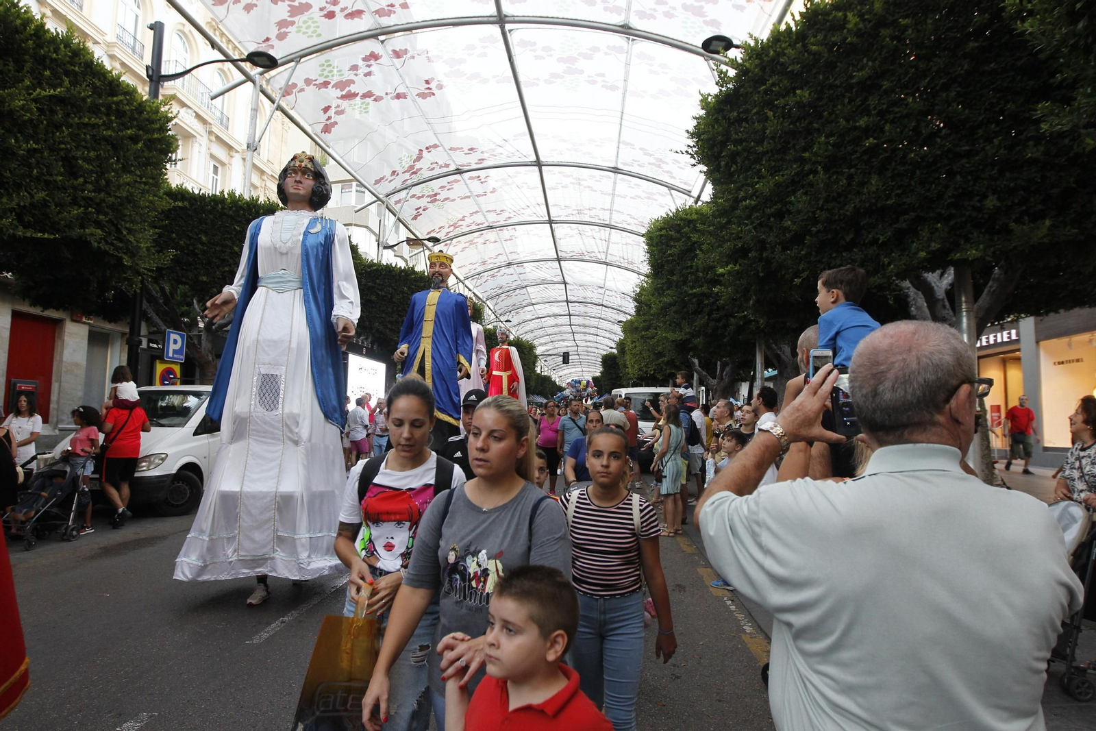Fotogalería gigantes y cabezudos. Feria de Almería 2019