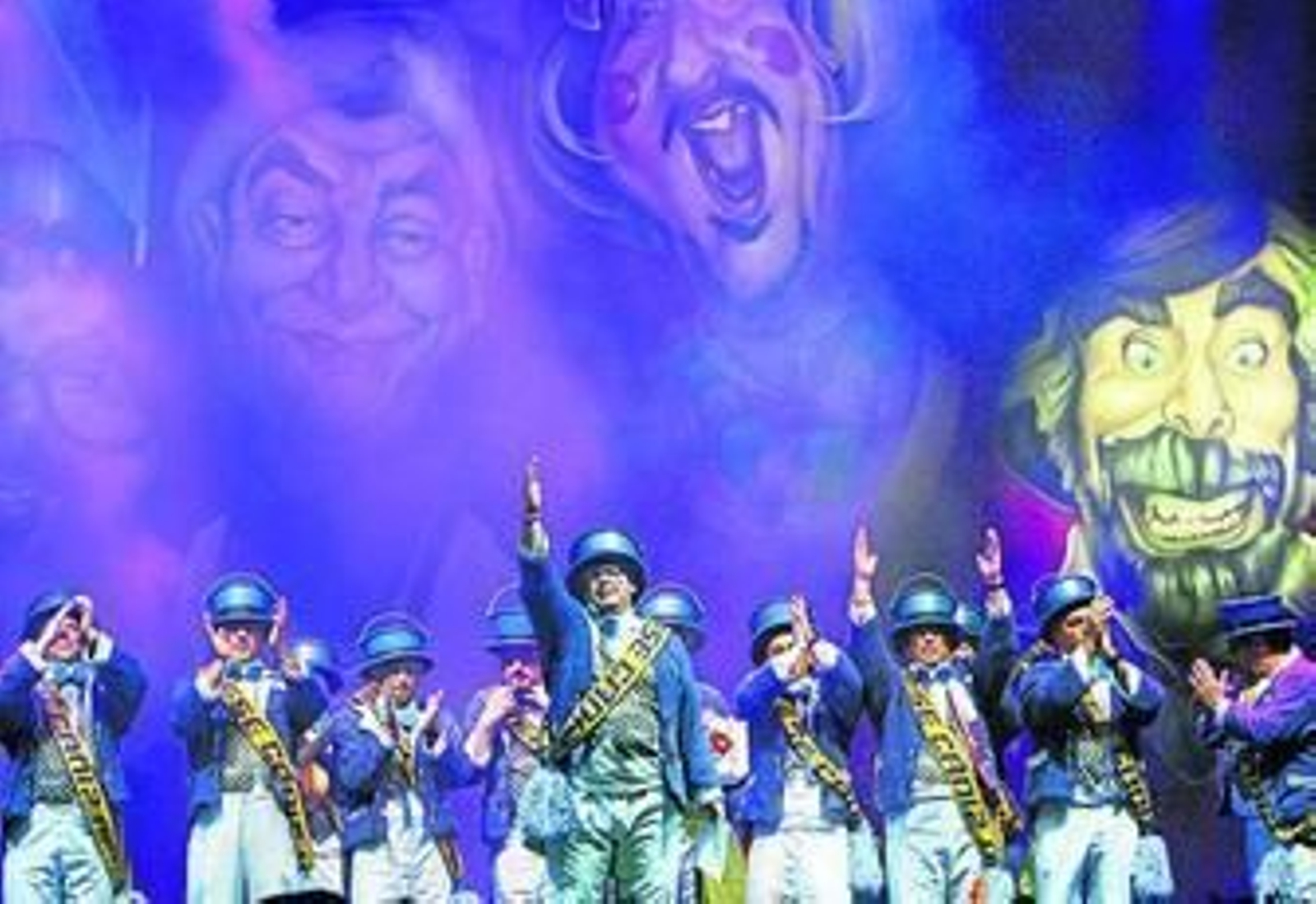 La chirigota del Love en el escenario de San Antonio ofreciendo el pregón del Carnaval de Cádiz 2014.