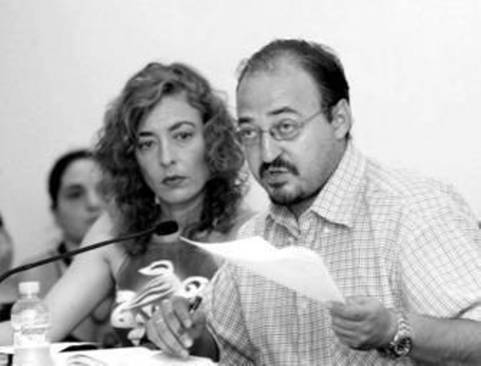 Nadine Fernández, con Butrón en un pleno municipal en Chiclana, el pasado año.