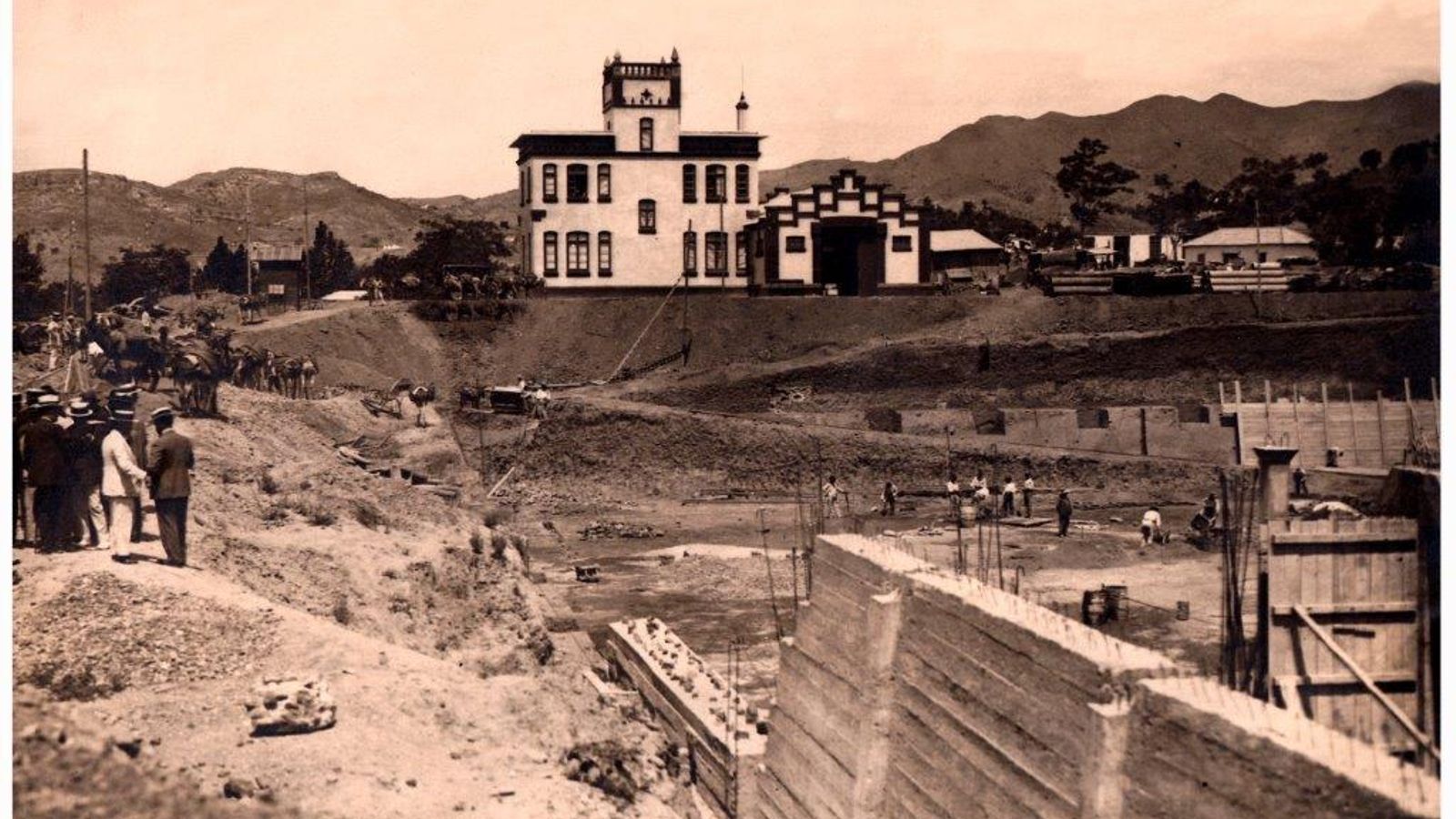 Imagen antigua del depósito de Olletas, construido en 1930