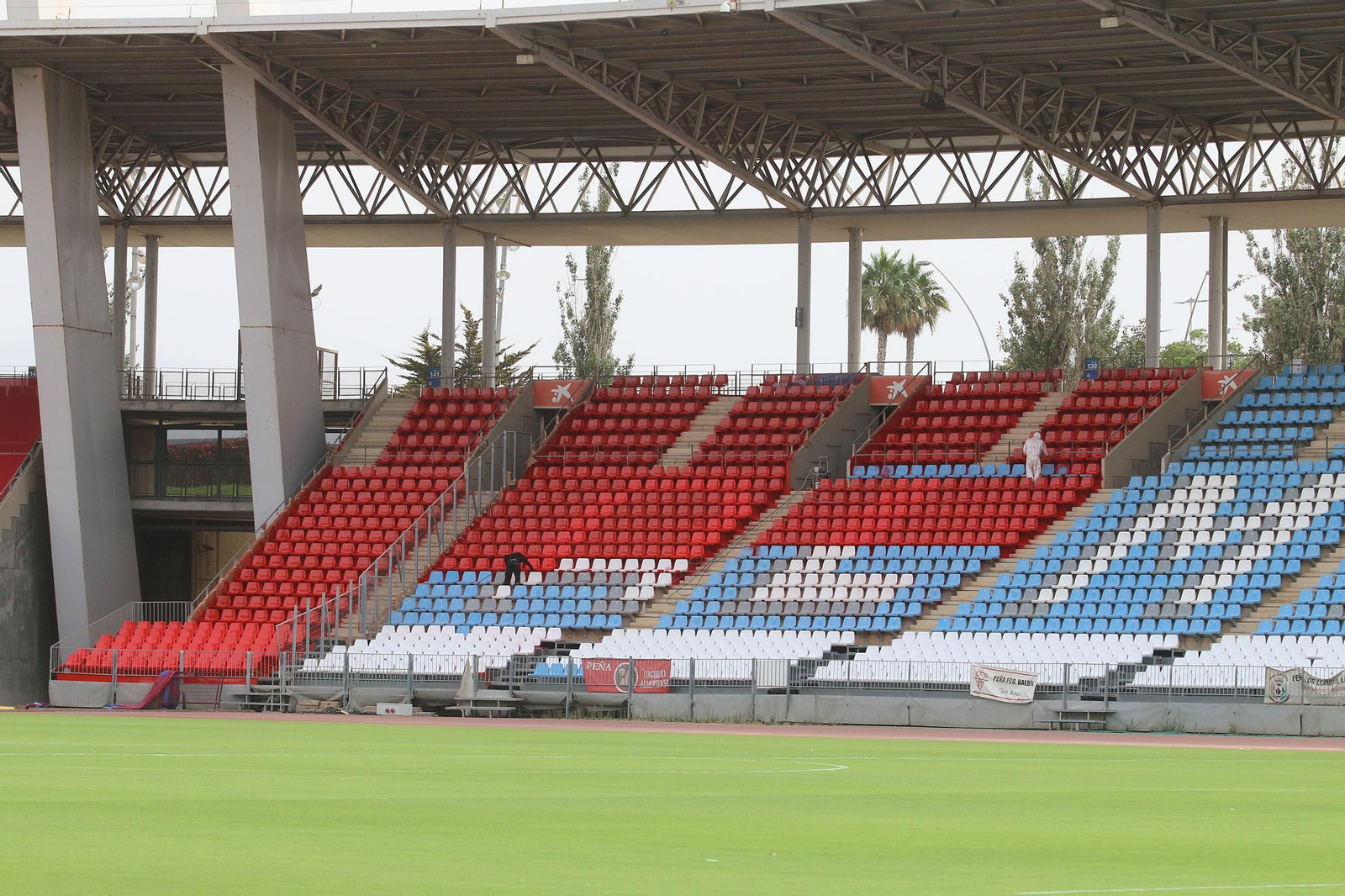 Así están pintando las gradas del Mediterráneo