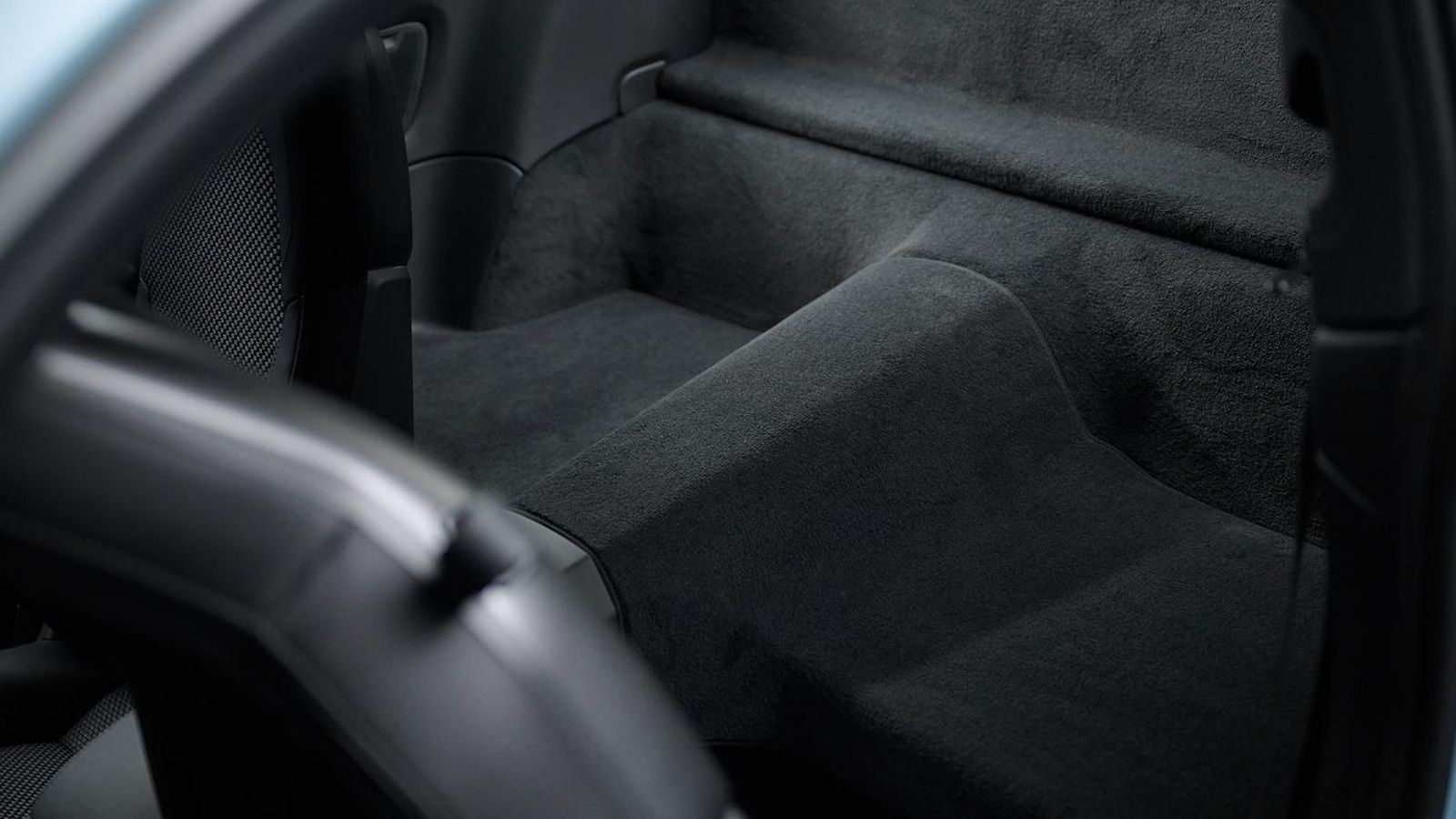 Al prescindir de los asientos, la zona posterior de este Porsche puede considerarse como una ampliación del maletero totalmente enmoquetada.