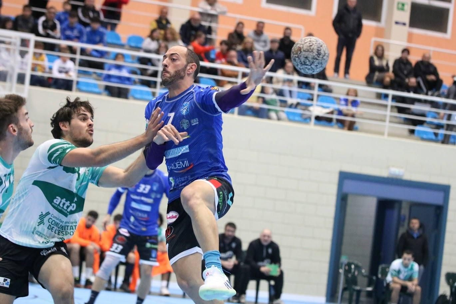 Un jugador canterano-sureño realiza un pase durante un partido en casa de esta temporada.