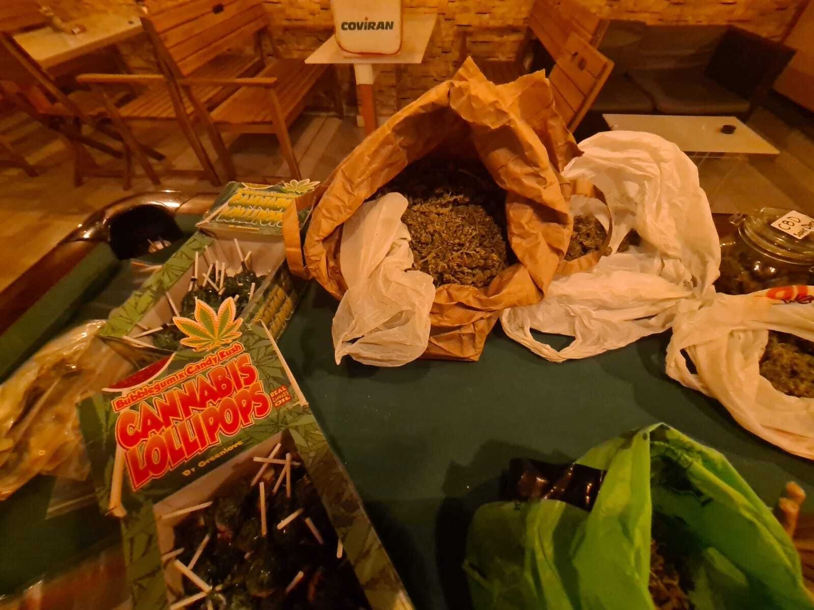 Clausuran un 'supermercado' de marihuana en Gramada y la dueña alega que es una asociación