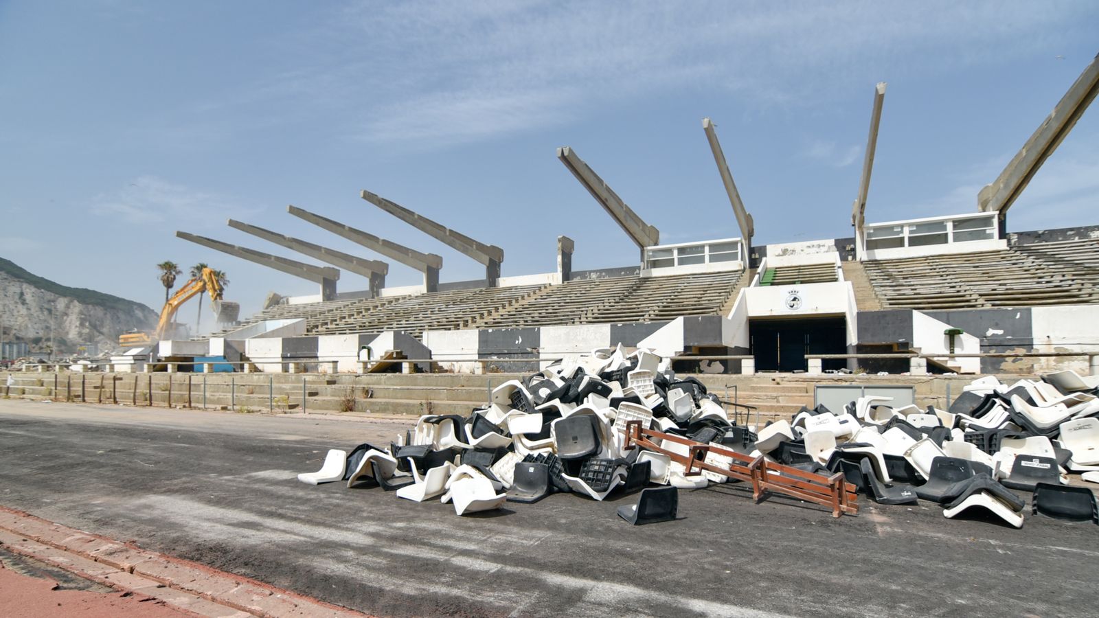 Las fotos del derribo del Estadio Municipal de la Línea