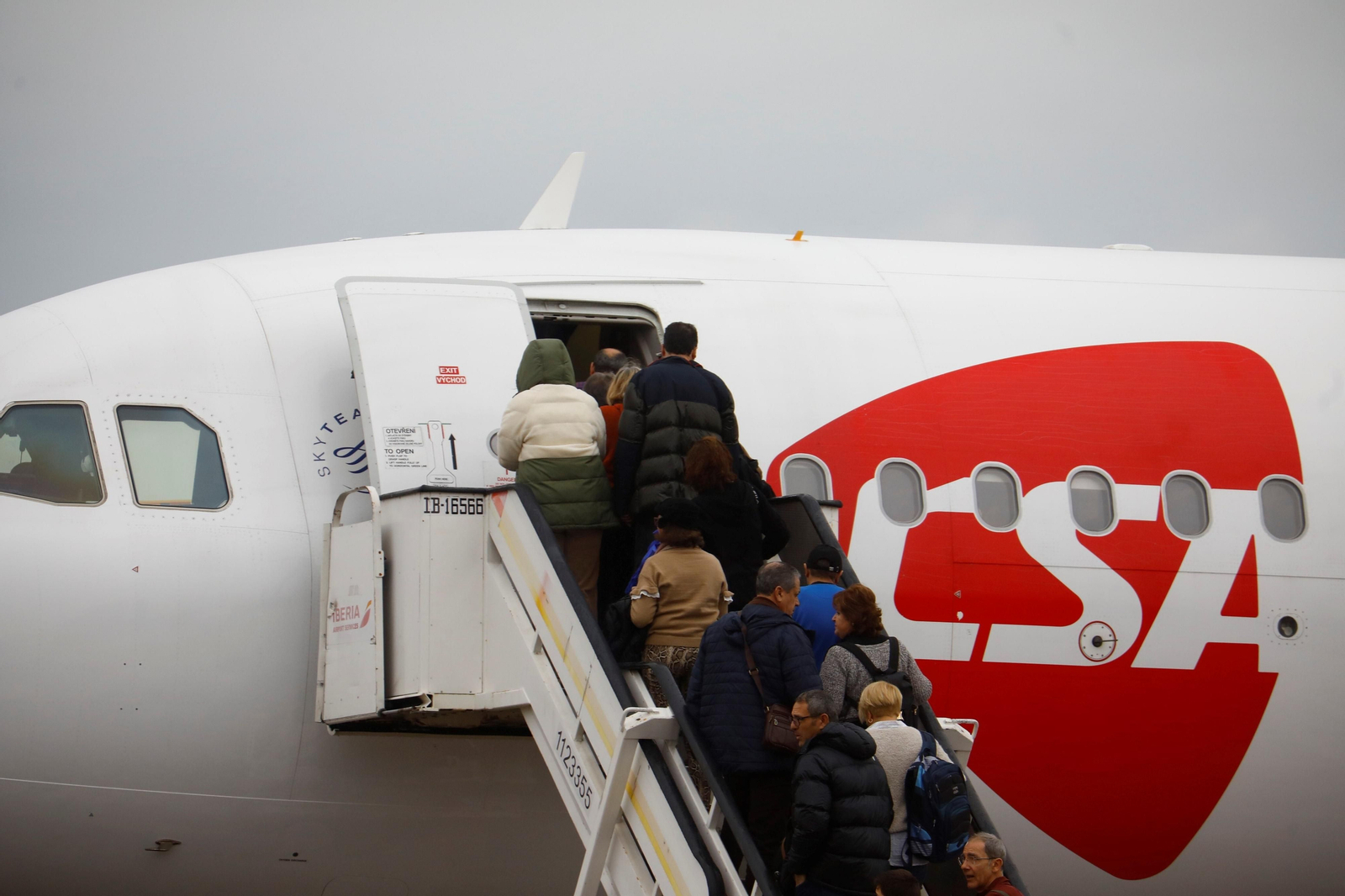 El despegue del el primer vuelo chárter a Europa en el aeropuerto de Córdoba, en imágenes