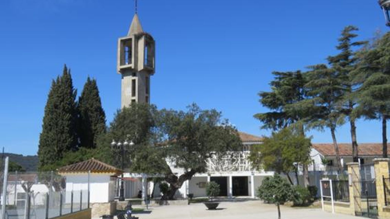 Fachada principal y torre de la iglesia parroquial