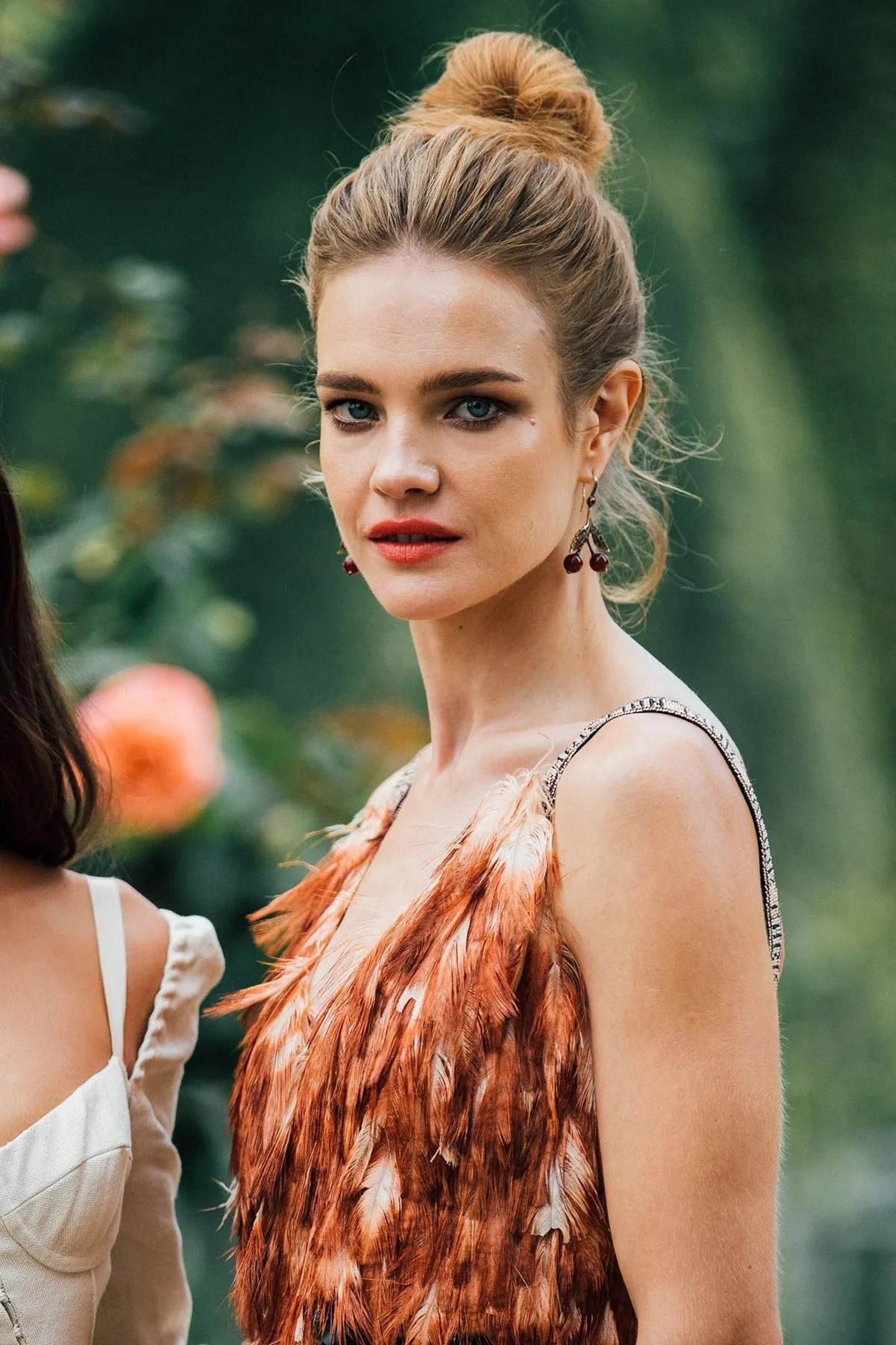 Los peinados de invitada para una boda de verano más inspiradores y estilosos