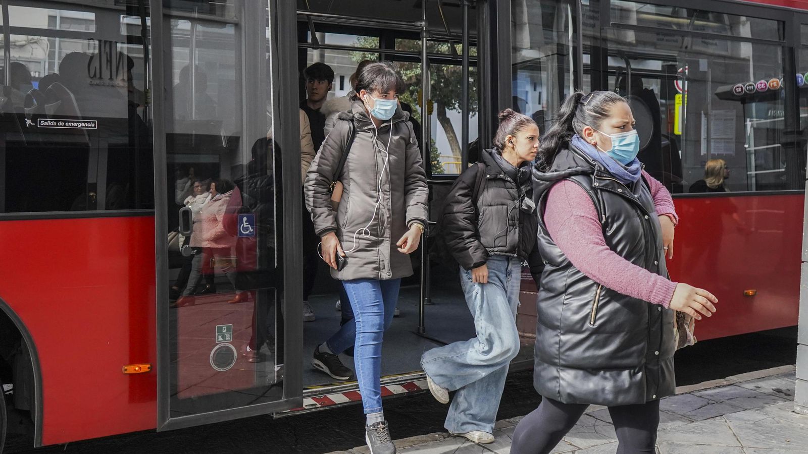 Varias personas bajan de un autobús de Granada