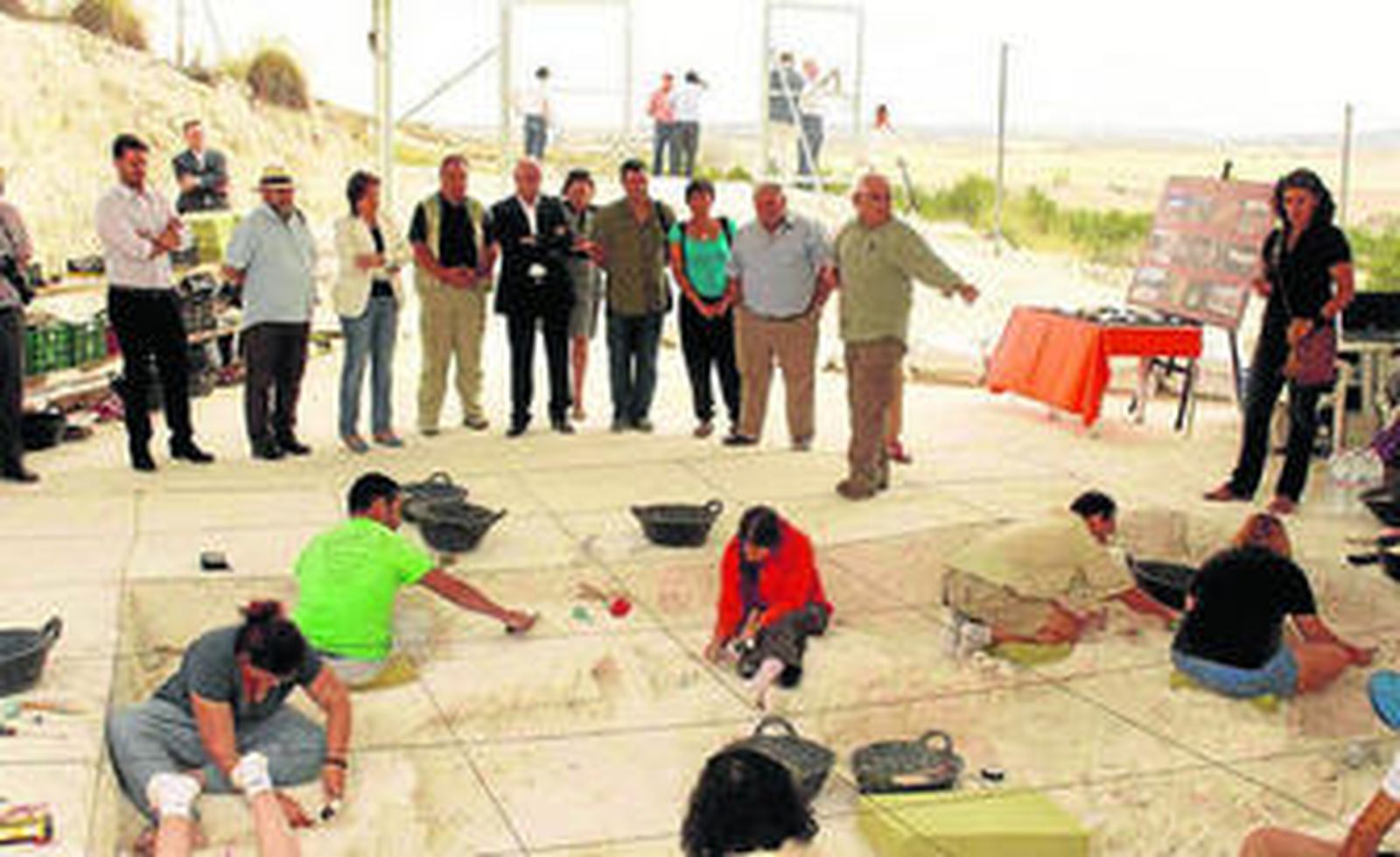 'in situ'.                Bienvenido Martínez y Robert Sala explican a Luciano Alonso, consejero de Educación, Cultura y Deporte de la Junta, los pormenores del trabajo de campo de los especialistas.