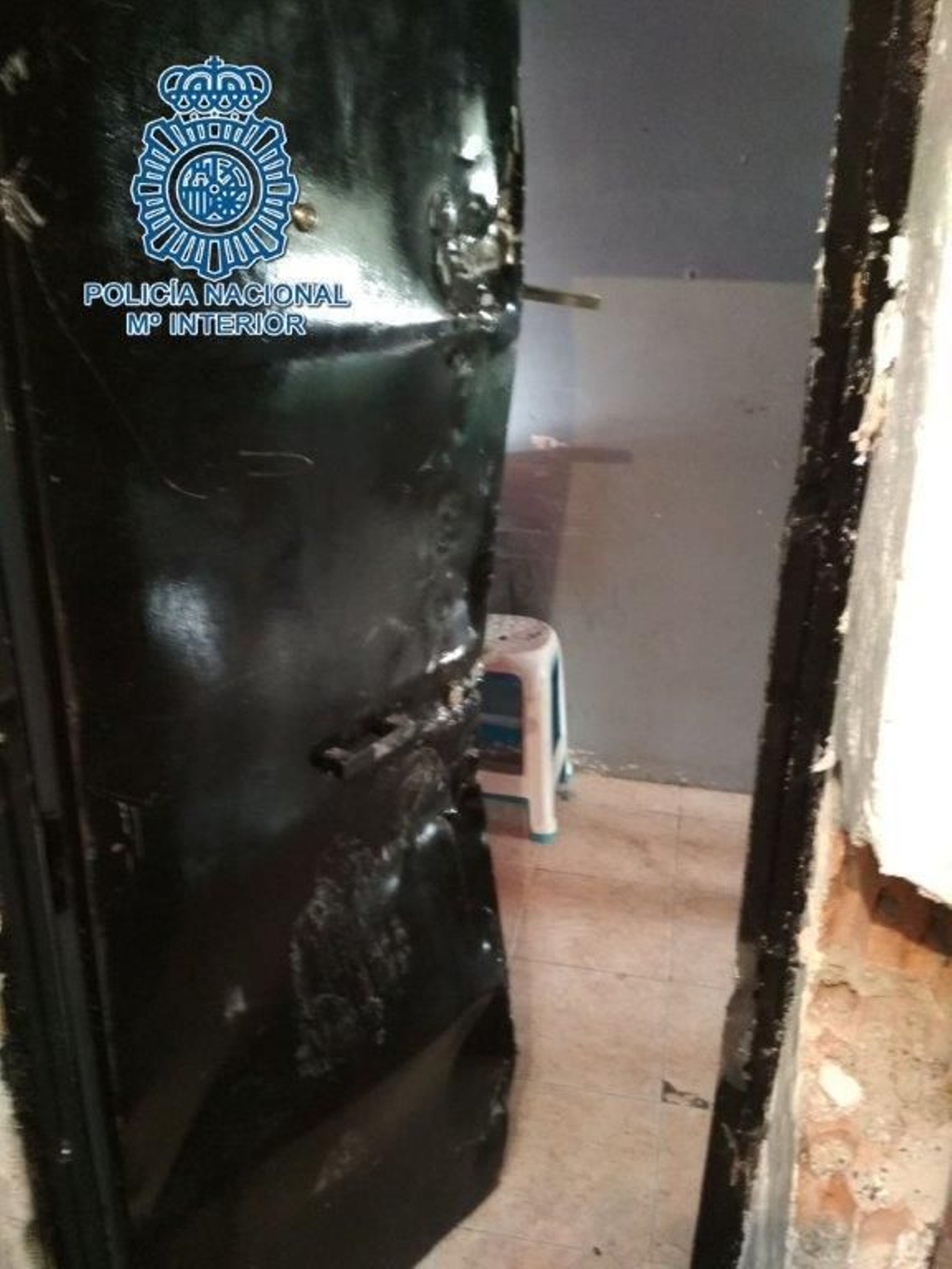 La puerta de una de las viviendas con las que contaba la organización.