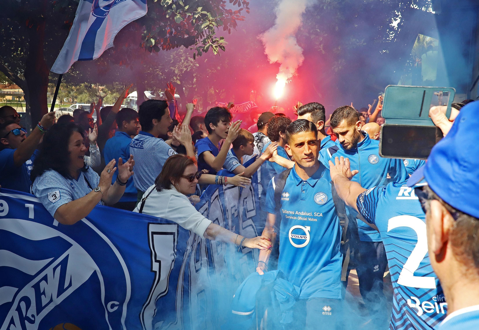 Recibimiento de la afición antes del derbi