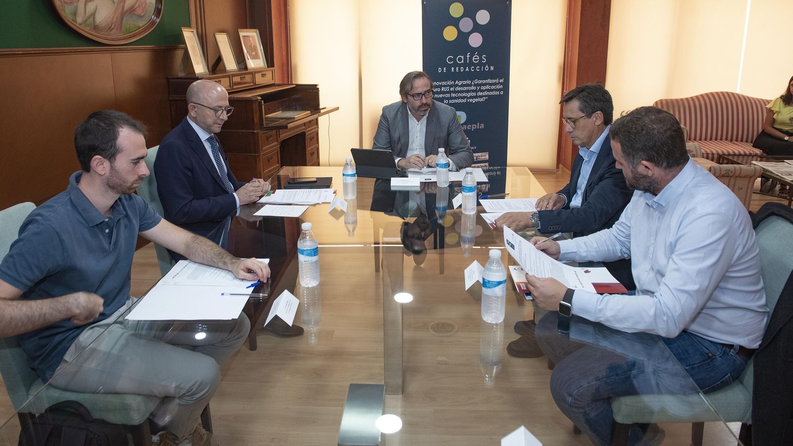 Los cuatro expertos en un instante del debate, moderado por Alberto Grimaldi (en el centro).