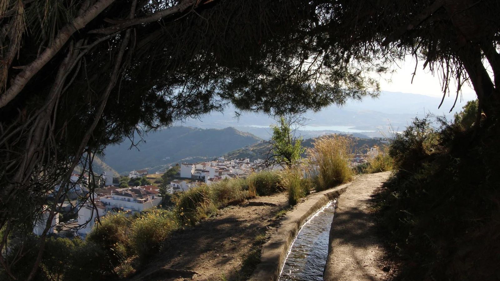 Una acequia durante la ruta y sus vistas.