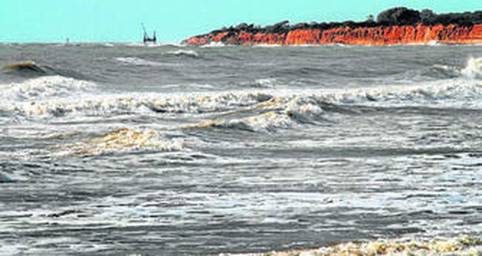 La pontona, al fondo de la imagen, permanecía ayer en el lugar donde quedó varada tras los últimos temporales.