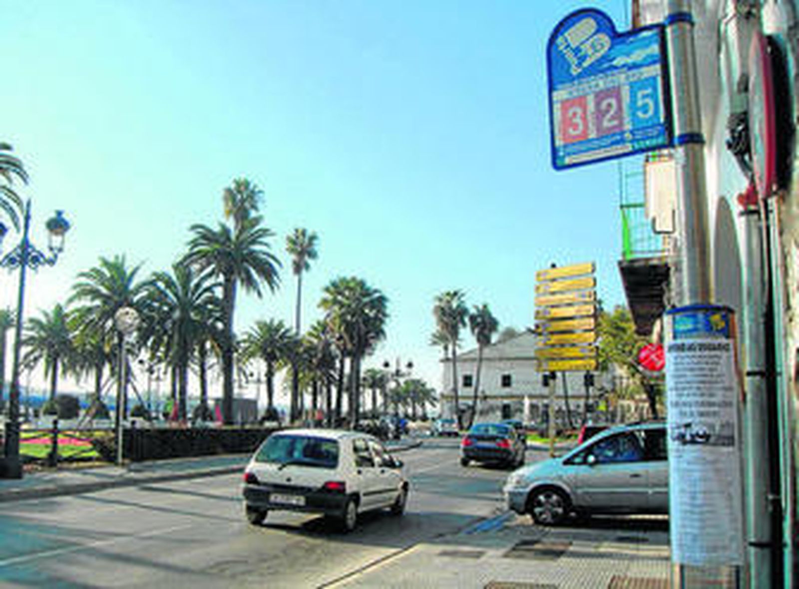 Una de las paradas de la Ribera del Río, con un cartel en el que se advierte del cambio de recorridos desde el lunes.