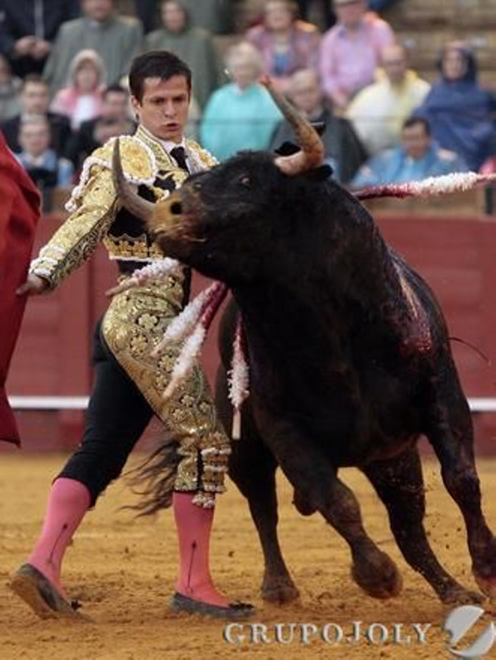 El Juli, en plena faena con el segundo toro de la ganadería de Daniel Ruiz.

Foto: Juan Carlos Muñoz