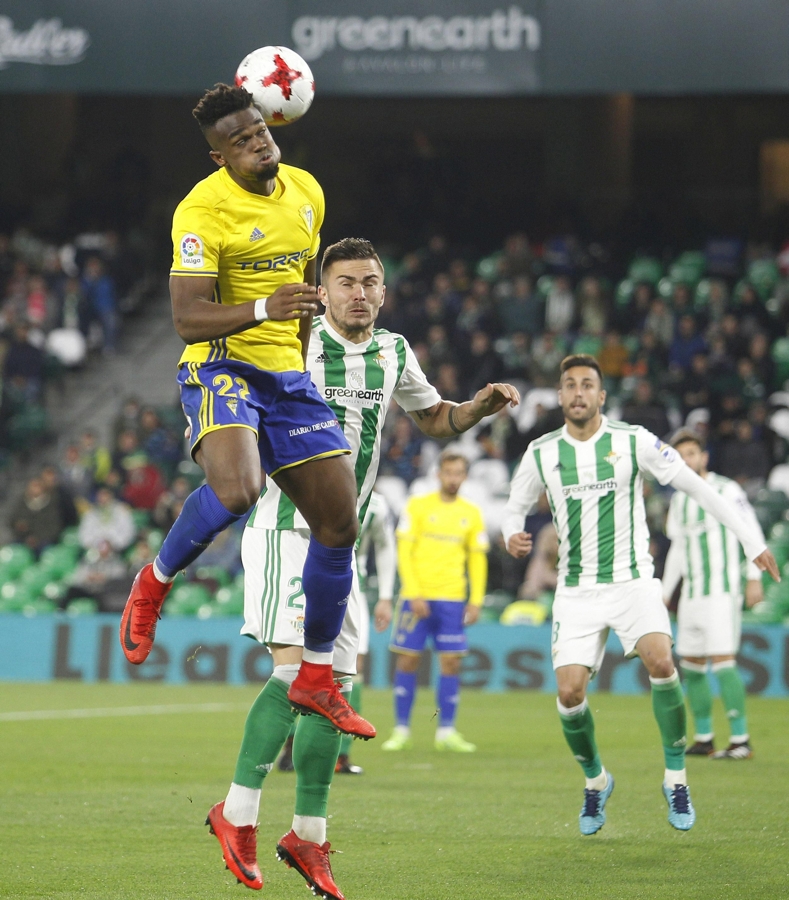 Moha cabecea el balón durante el partido de vuelta copero ante el Betis.