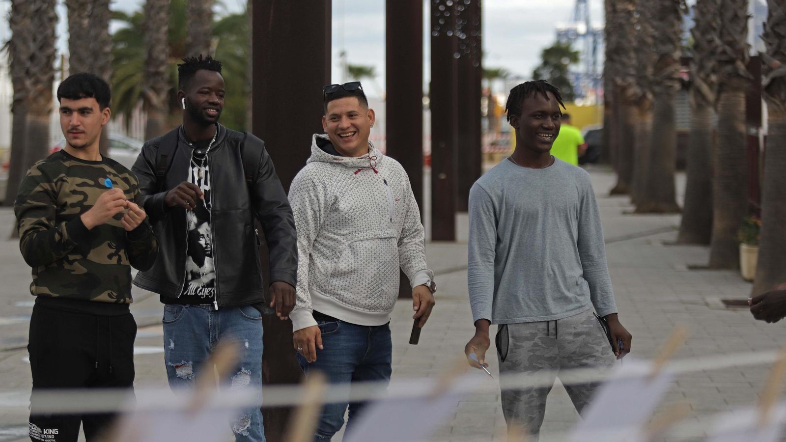 Jóvenes migrantes durante una jornada de convivencia en Algeciras.