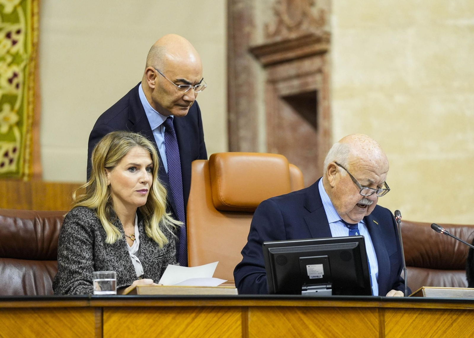 El presidente del Parlamento, Jesús Aguirre, la vicepresidenta, Ana Mestre, y el letrado de la Cámara.