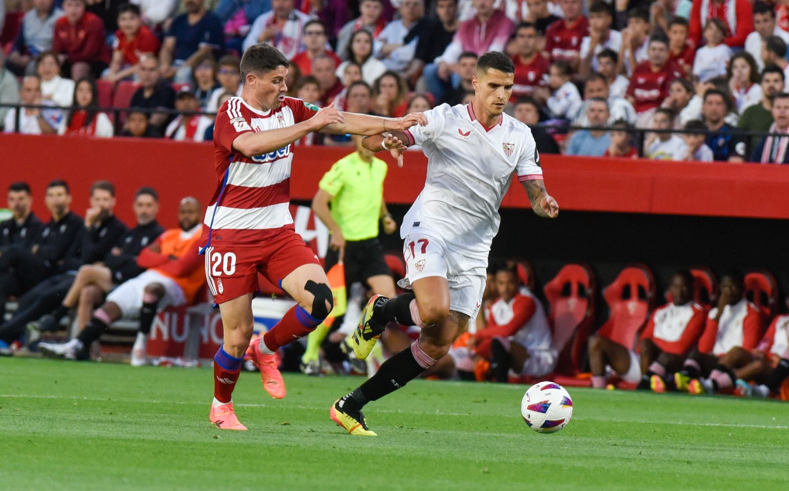 Sergio Ruiz persigue a Lamela en el anterior partido