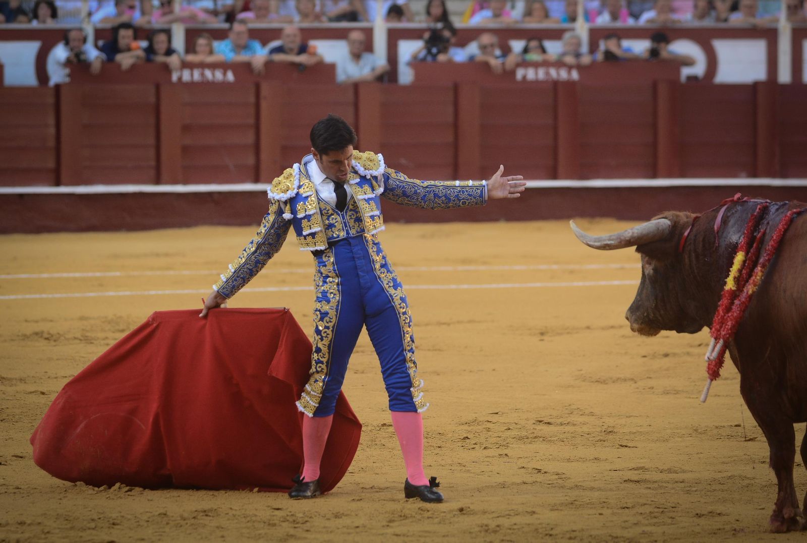 Francisco Rivera citando al toro de frente y dándole el pecho al primer toro de la tarde