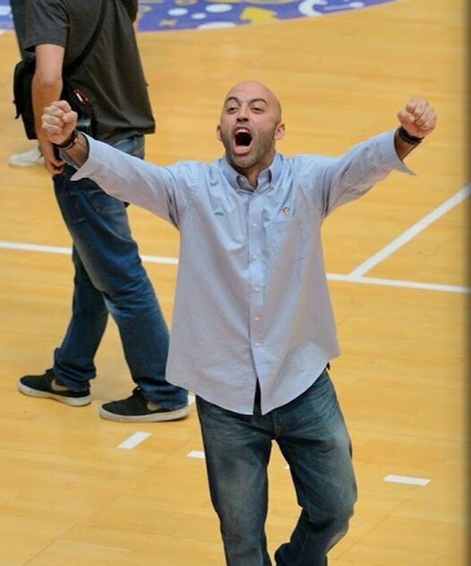 Ángel Carmona, eufórico tras uno de sus éxitos en los banquillos.