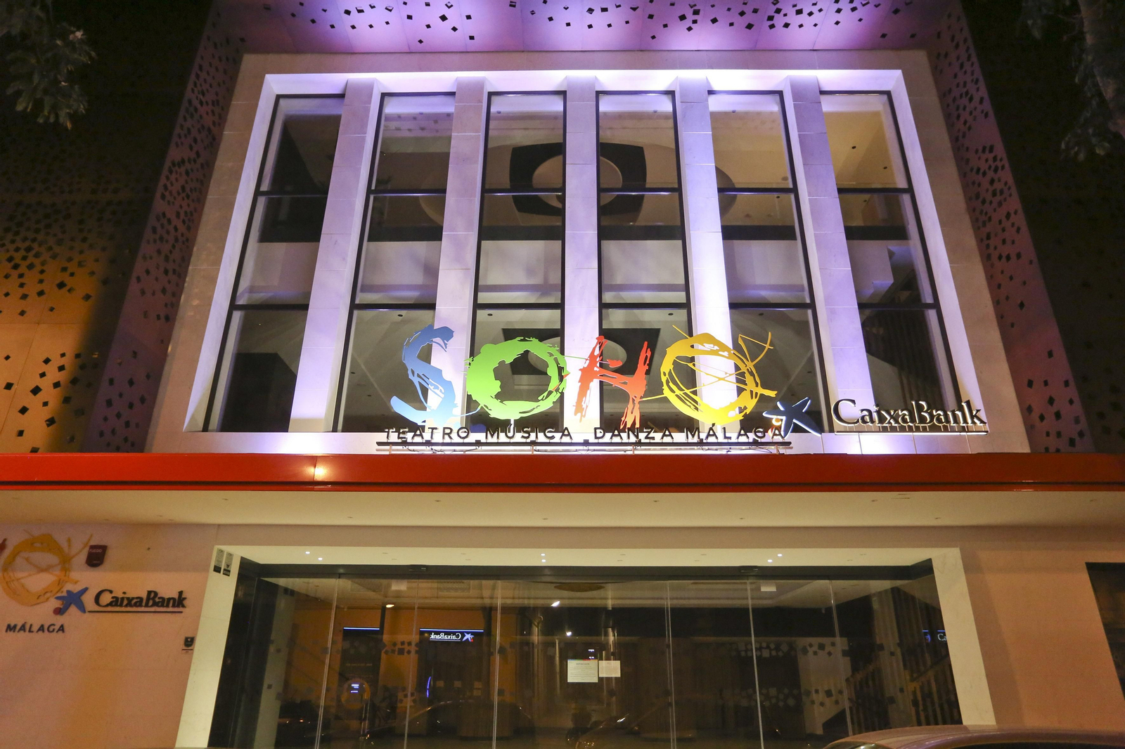 El coronavirus dibuja una noche desierta en el centro de Málaga, en fotos