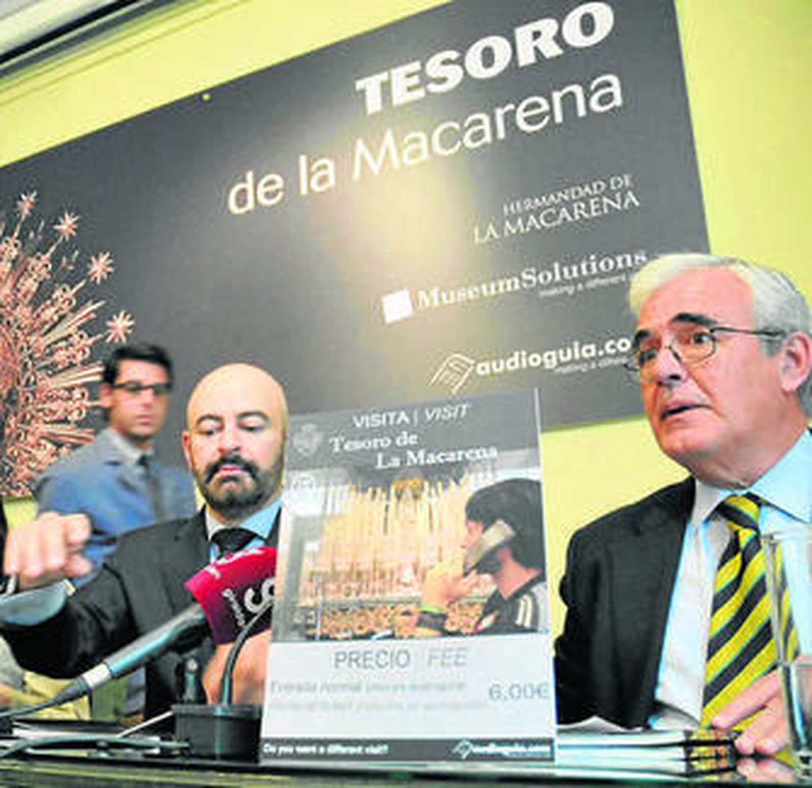 Carlos Colón durante el acto de presentación de la guía.